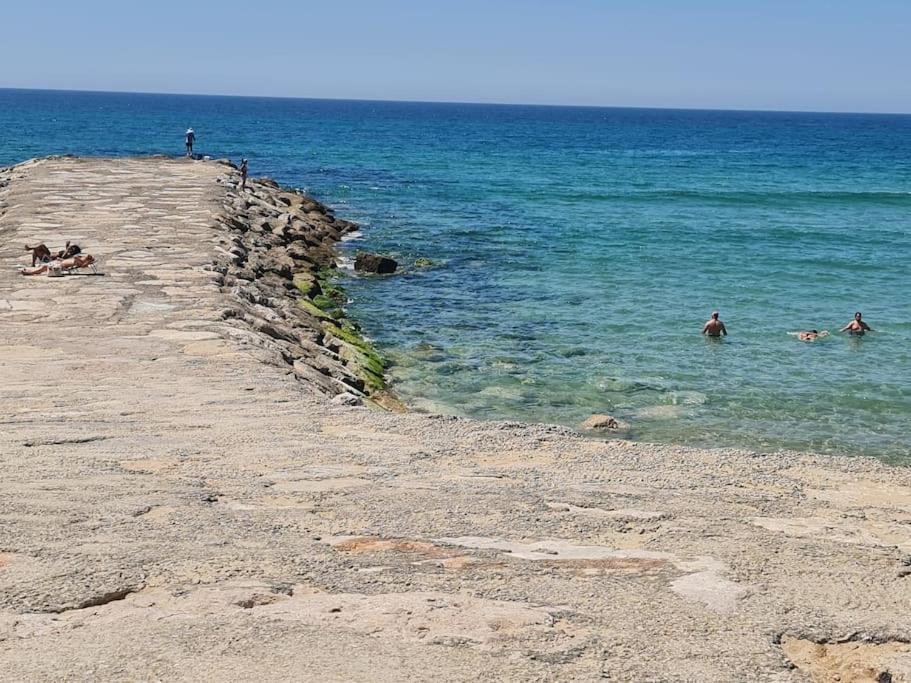 "Linda'S Guest House" Beach House With Private Patio & Hot Tub, 3 Min From The Beach Costa de Caparica Buitenkant foto